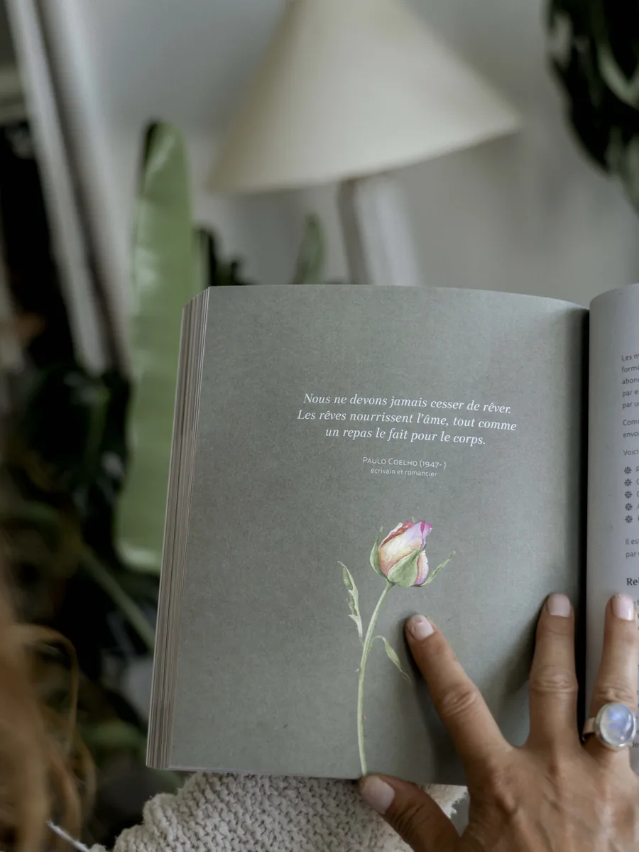 Un livre ouvert sur une page ornée d'une fleur