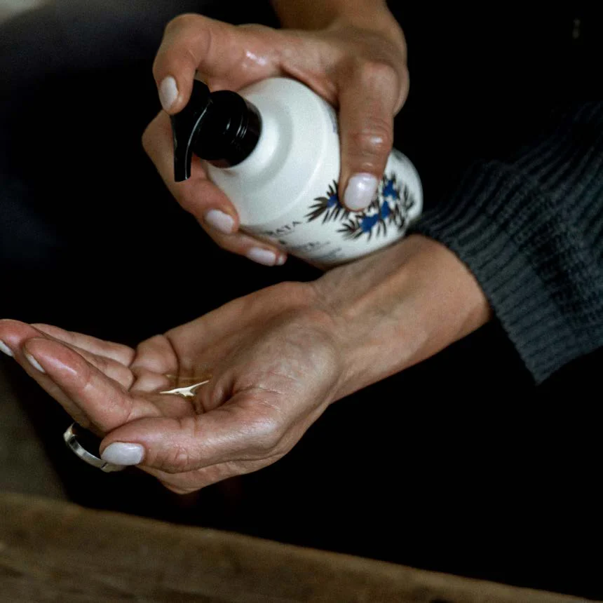Une huile corporelle INSPIRATA AYURVEDA versée dans la paume